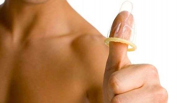 Kondom am Finger und Penisvergrößerung eines Teenagers
